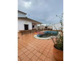 SE VENDE CHALET URBANO CON CASA Y PISCINA A 10 MINUTOS DE ECIJA photo 0