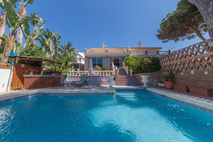 'Villa semi-pareada en primera linea de playa frente al puerto de Cabopino' photo 0