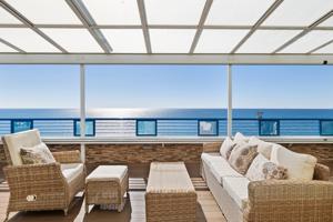 'Exclusivo Ático en Primera Línea de Playa – Vistas Panorámicas al Mar y al Puerto' photo 0
