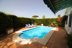 UBICACION IDEAL!!! Villa con jardin y piscina privada cerca de centros de compra y de la playa! photo 0