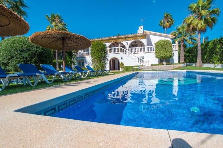 'Villa Blanca: Elegancia andaluza y comodidades modernas en San Pedro de Alcántara' photo 0