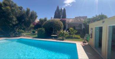 Chalet con encanto andaluz, gran piscina y jardín privado en la Costa del Sol photo 0