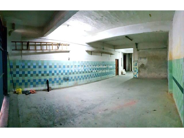 Se vende local en el centro del Barrio de Arangoiti, consta de 180m2, el edificio es de hormigón. Distribuido en dos est photo 0