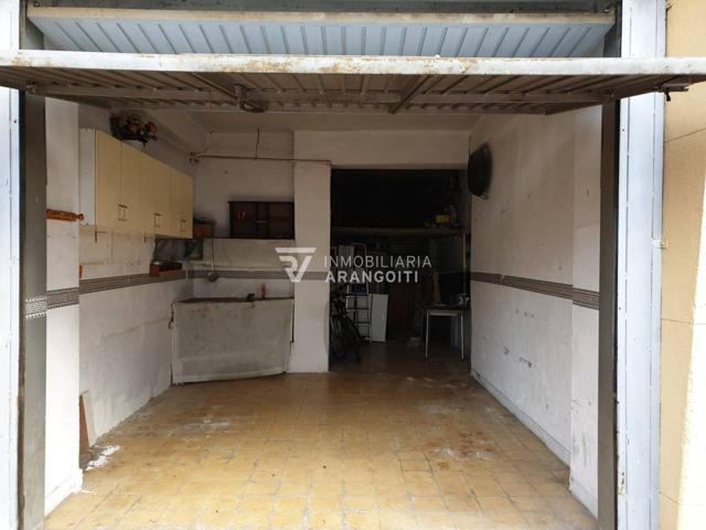 Se vende local con placa de vado para un coche de largo 4.40 máximo más moto y 9 metros cuadrados para almacenaje. photo 0