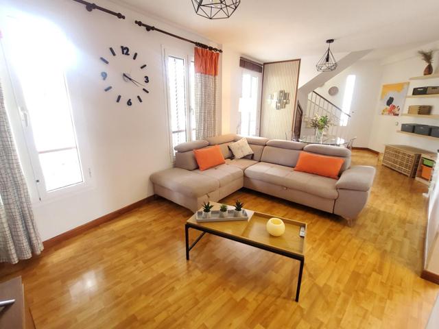 PRECIOSA VIVIENDA EN EL CASCO HISTORICO DE SAN LORENZO LISTA PARA DISFRUTAR!! photo 0