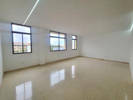 PISO RECIEN REFORMADO CON POSIBILIDAD DE COMPARTIR VIVIENDA POR SU GRAN AMPLITUD photo 0