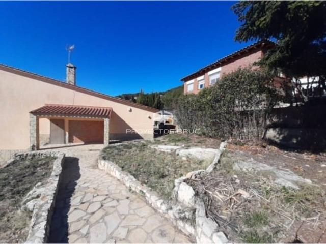 En Corbera Llobregat, Torre independiente con jardín, piscina, para reformar. Infórmese. photo 0