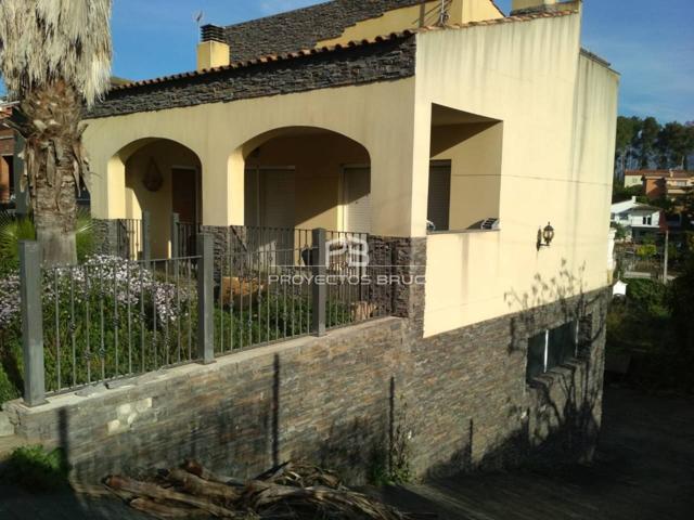 Esparreguera en Can Rial - Torre ocupada ilegalmente - Infórmese condiciones photo 0