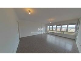 Sabadell - Piso de 4 dormitorios con balcón - Infórmese photo 0