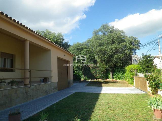 En Collbató - Amplia Casa en una planta con gran parcela con zona ajardinada y Vistas a Montserrat - En Venta photo 0