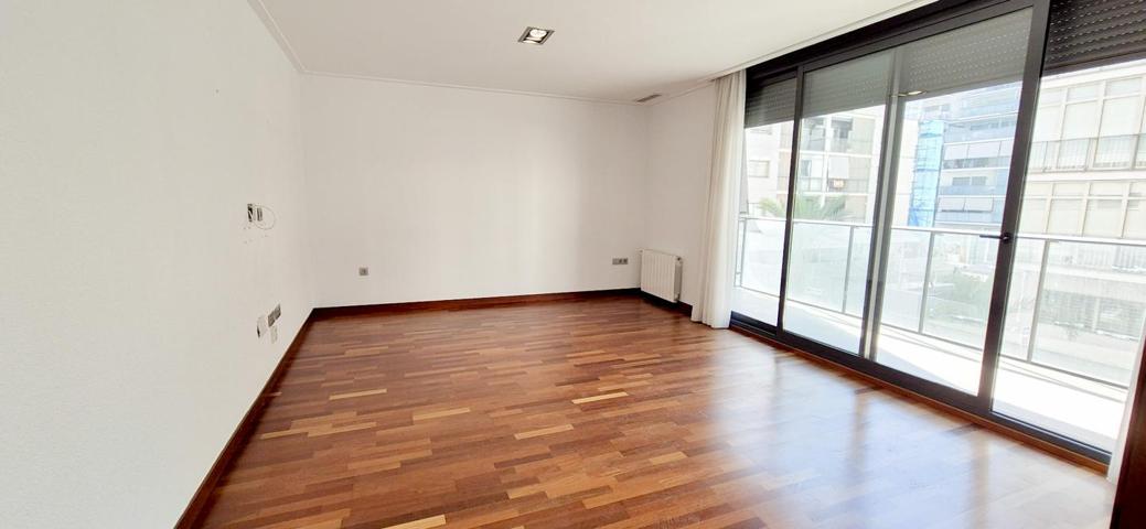 Amplia vivienda en Zona Nueva de Altabix con urbanización, piscina, plaza de garaje y trastero photo 0