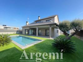 ESPECTACULAR CHALET MINIMALISTA, PRÁCTICAMENTE A ESTRENAR EN PALAU-SOLITÀ I PLEGAMANS photo 0