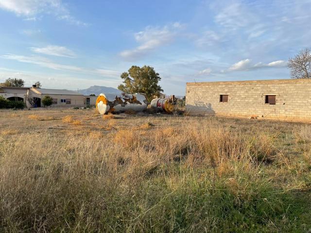 Parcela de 5500 m2 con almacén declarado de 70 m2. photo 0