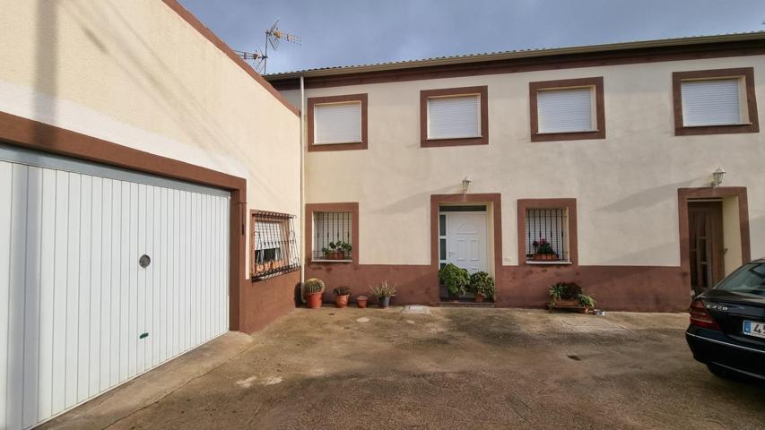 Gran vivienda con 8 habitaciones photo 0