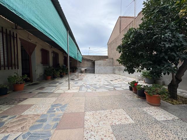 Casa de planta baja con gran patio photo 0