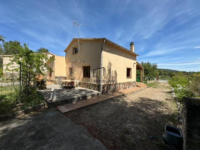 Casa de 2 hab. dobles, buhardilla, 2 baños y jardín en Querol photo 0