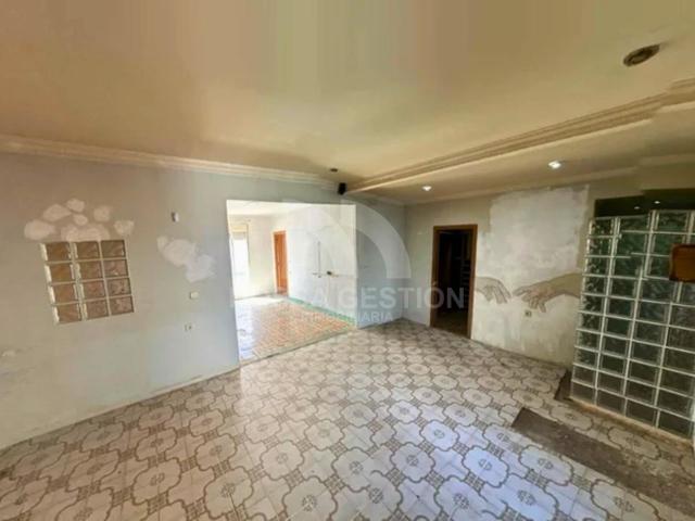 Piso amplio con terraza en el centro de Beniarjó, para reformar a tu gusto photo 0