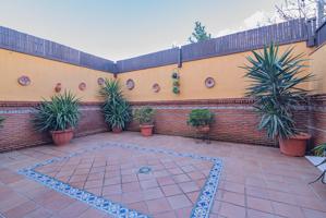 ENCANTADORA CASA DE 3 PLANTAS CON PATIO Y TERRAZA ¡LISTA PARA ENTRAR A VIVIR! photo 0