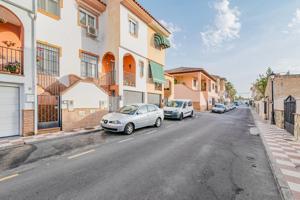 ¡Oportunidad en La Zubia! Casa adosada con sótano habilitado y terraza photo 0