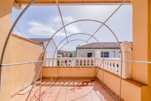 PRECIOSA CASA EN EL CENTRO DE OGÍJARES – AMPLIA, LUMINOSA, JARDÍN photo 0