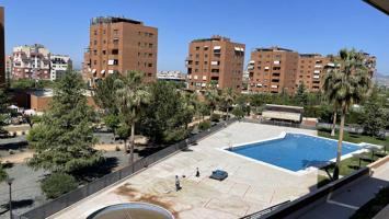 Piso de 3 dormitorios en Urbanización Gran Parque en Granada photo 0