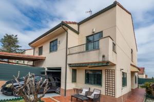 Casa - Chalet en venta en Loeches de 180 m2 photo 0