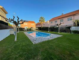 CASA CON PISCINA Y GARAJE photo 0