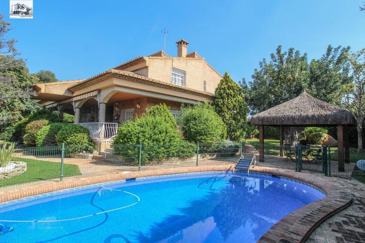 Exclusivo chalet independiente con piscina y jardín en parcela esquinera de 840 m² photo 0
