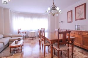 Casa de pueblo en el centro de La Pobla de Vallbona con 5 habitaciones y terrazas photo 0