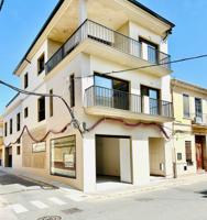 Alquiler de bajo comercial esquinero en calle principal de La Pobla de Vallbona photo 0