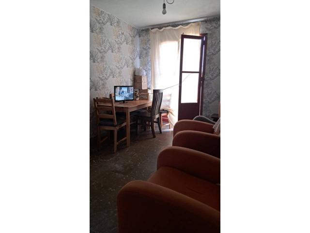 OCASION PISO EN VALENCIA PARA REFORMAR, tiene dos baños y un espacio aparte de ducha. Está orientado al norte, este y su photo 0