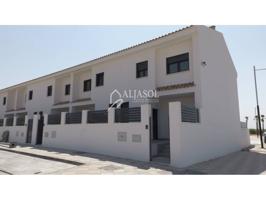 Casa adosada en venta en Salteras photo 0