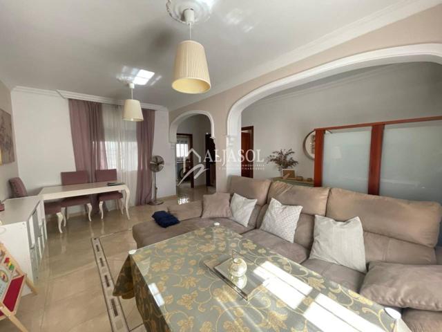 Casa adosada en venta en Umbrete photo 0