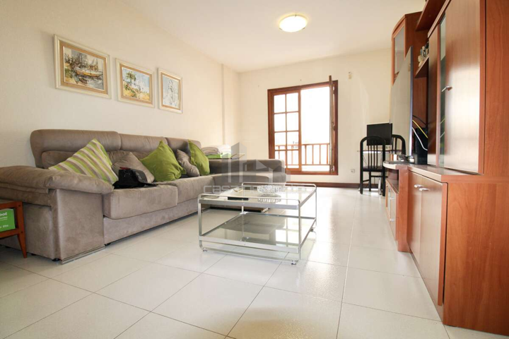 AMPLIO PISO DE 4 HABITACIONES CON PLAZA DE GARAJE EN ARRECIFE CENTRO photo 0