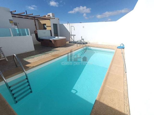 CASA UNIFAMILIAR CON PISCINA Y YACUZZI EN ARRECIFE photo 0