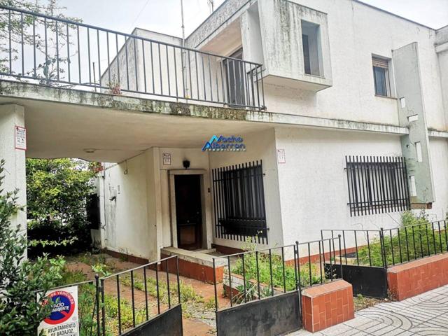 CHALET EN VENTA PARA REFORMAR EN AVENIDA PRINCIPAL photo 0