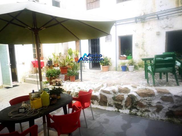 GRAN CASA EN VENTA EN EL CASCO ANTIGUO CON UN GRAN PATIO Y GARAJE photo 0