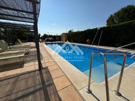 Amplio chalet urbano en Dos Hermanas photo 0