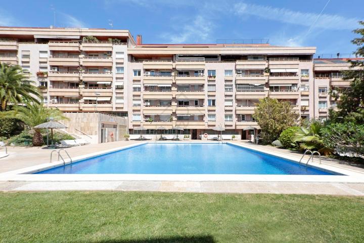 Piso reformado con dos plazas de parking grandes y gran zona comunitaria photo 0