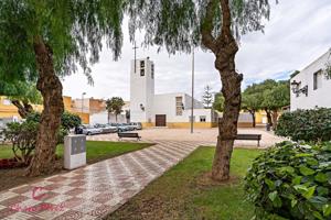 Piso de tres dormitorios y plaza de garaje. Tipo bajo con patio en Las Marinas, Urbanizaciones. photo 0