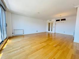 ¡EXCLUSIVO PISO EXTERIOR DE 125 M² CON 2 PLAZAS DE GARAJE EN URBANIZACIÓN DE LUJO! photo 0