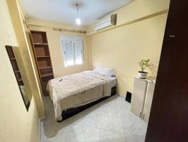 ¡Se alquila habitación doble muy luminosa en la Alhóndiga! photo 0