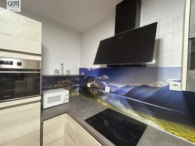 Piso reformado de 5 dormitorios junto a Plaza Albert Einstein – Ideal estudiantes photo 0