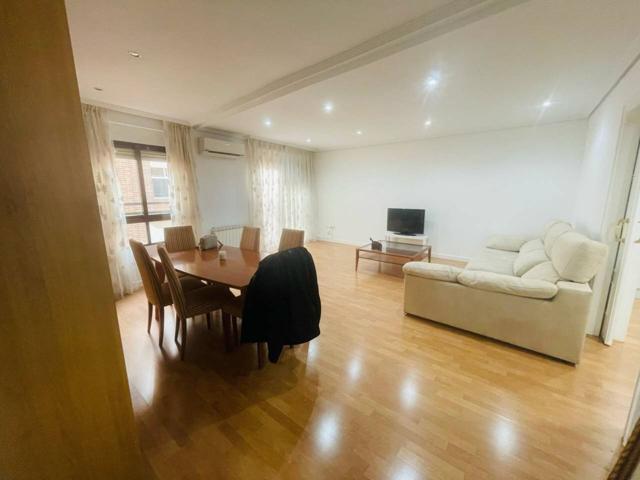 Se alquila apartamento con garaje en el centro de Murcia photo 0