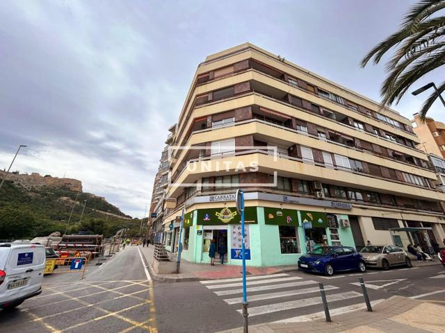 Piso en venta en Plaza Doctor Gómez Ulla Nº 1 – Enfrente del Museo Marq – Hospital Privado VITHAS (Antiguo Perpetuo Socorro) y Junto al Castillo de Santa Bárbara. Se vende este fantástico piso photo 0