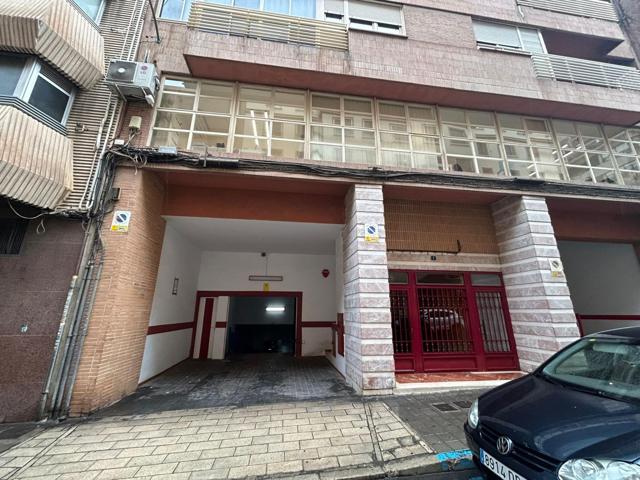 Se alquila plaza de Garaje grande en calle General Lacy Nº9. photo 0