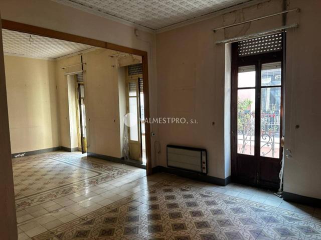 Amplio piso en el centro de Alzira con gran potencial de reforma photo 0