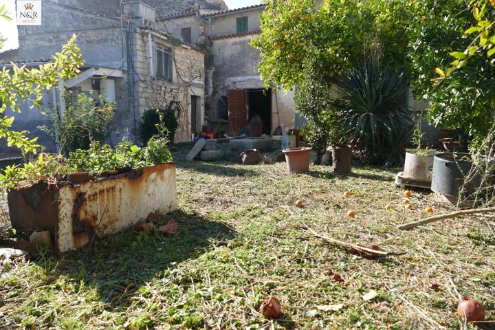 CASA SEÑORIAL DE PUEBLO DEL SIGLO XVII CON JARDÍN. photo 0