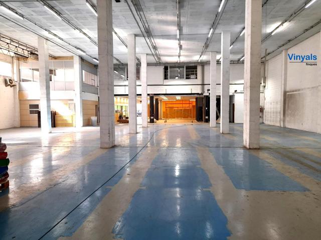 Nave tipo B con oficinas y suministros! photo 0
