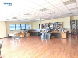 Planta baja con oficinas y patios! photo 0